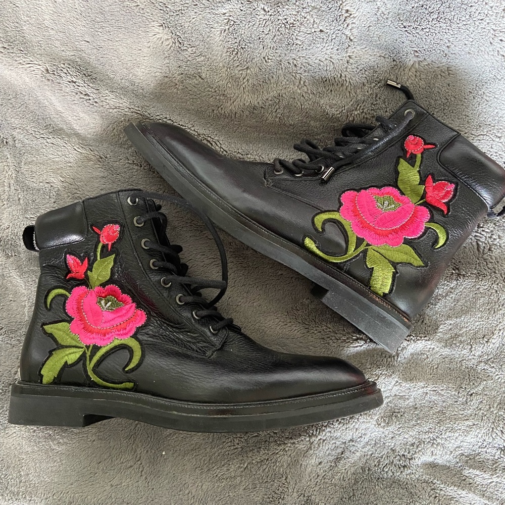 Kenneth Cole NewYork Floral Embroidered Black Ankle Boots
